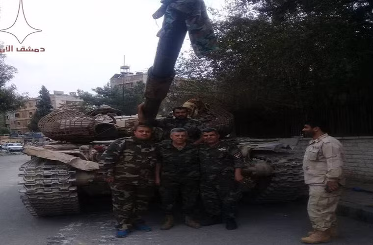 Được biết, Quân chính phủ Syria sẽ phối hợp với các tay súng phiến quân “ôn hòa” tại thị trấn Yalda, Babbila, Beit Sahm, phía đông Trại Yarmouk, để ngăn chặn bất cứ tay súng IS nào xâm nhập vào những khu vực này khi chiến dịch quân sự bắt đầu. Ảnh: SF.