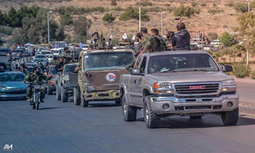 Các nguồn tin địa phương cho biết, hàng trăm xe quân sự chở 1.000 binh sĩ Syria đã tới khu vực Nam Damascus trong hai ngày qua. Ảnh: SF.