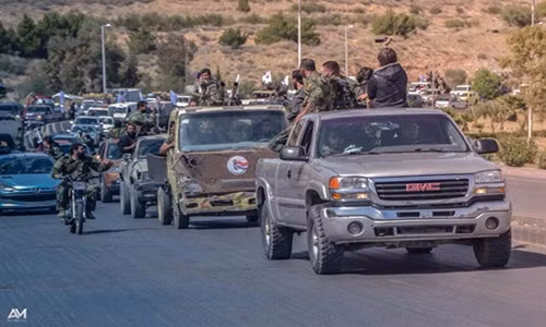 Các nguồn tin địa phương cho biết, hàng trăm xe quân sự chở 1.000 binh sĩ Syria đã tới khu vực Nam Damascus trong hai ngày qua. Ảnh: SF.