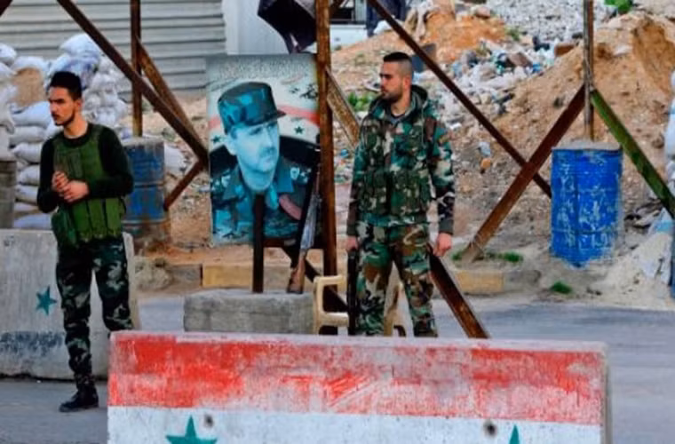 Trong khi đó, theo hãng Fars (Iran) ngày 12/4, lực lượng chính phủ Damascus đã nã pháo và tên lửa vào các căn cứ của phiến quân IS trên phố Palestine ở Trại Yarmouk và phía nam khu dân cư al-Tazamon. Ảnh: FNA.