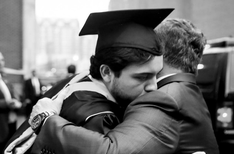 Trước khi vào quân đội, Thái tử Hussein đã tốt nghiệp trường Đại học Georgetown ở thủ đô Washington với chuyên ngành Lịch sử Quốc tế vào năm 2016. Anh học trung học tại Jordan.