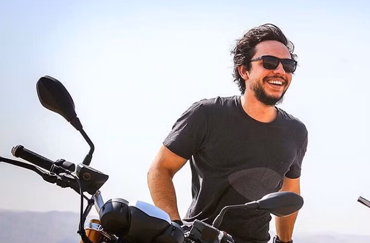 Vị thái tử 23 tuổi của Jordan khá nổi tiếng trên mạng xã hội Instagram. Tài khoản Instagram của anh có 1,3 triệu người theo dõi.