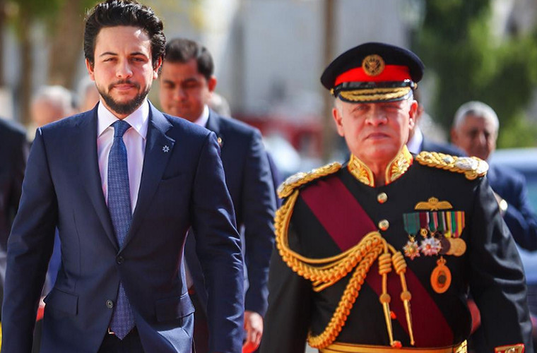 Thái tử kế vị của Jordan Al Hussein bin Abdullah II thường đăng ảnh lên tài khoản Instagram để chia sẻ công việc trong chính trị và quân đội cũng như lối sống ưa phiêu lưu của mình. Ảnh: Thái tử Al Hussein bin Abdullah II đi cạnh cha của mình, Quốc vương Abdullah II của Jordan.