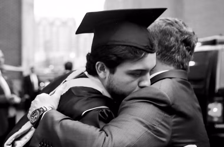 Trước khi vào quân đội, Thái tử Hussein đã tốt nghiệp trường Đại học Georgetown ở thủ đô Washington với chuyên ngành Lịch sử Quốc tế vào năm 2016. Anh học trung học tại Jordan.