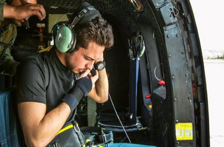 Thái tử Hussein dường như rất thích ngồi trên trực thăng.