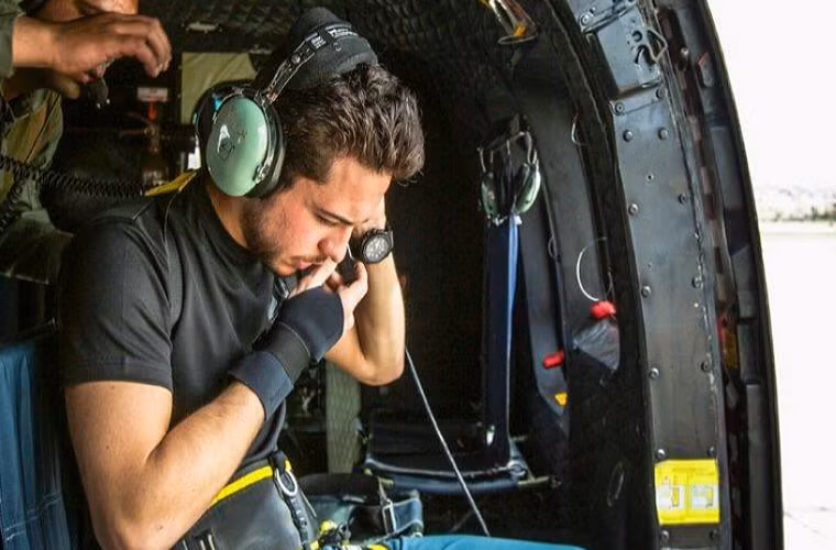 Thái tử Hussein dường như rất thích ngồi trên trực thăng.