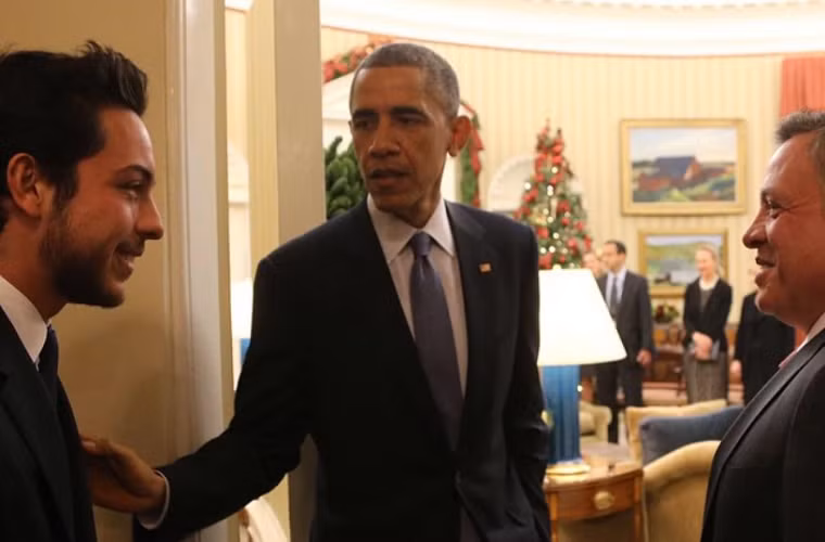 Thái tử Al Hussein bin Abdullah II thường tháp tùng cha trong các chuyến công du nước ngoài. Anh từng có cơ hội gặp gỡ cựu Tổng thống Mỹ Barack Obama.