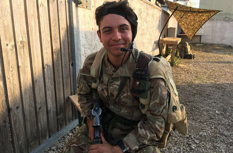 Thái tử Hussein là một Thiếu úy trong Lực lượng Vũ trang Jordan. Anh mới tốt nghiệp trường Học viện quân sự Sandhurst của Anh gần đây.