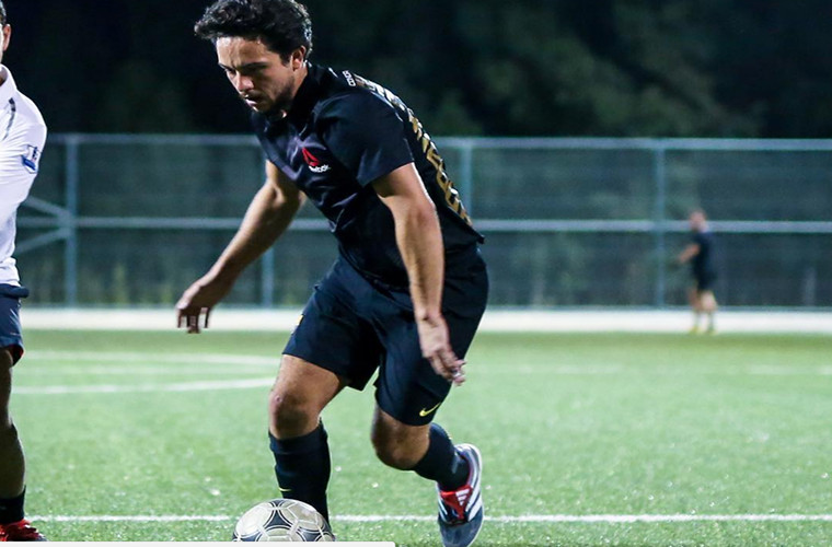 Thái tử Hussein như cầu thủ bóng đá chuyên nghiệp trên sân cỏ.