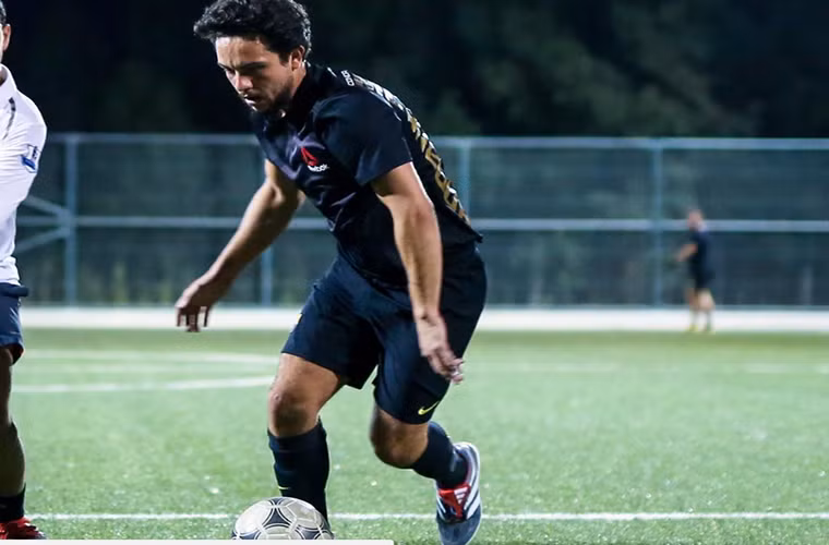 Thái tử Hussein như cầu thủ bóng đá chuyên nghiệp trên sân cỏ.