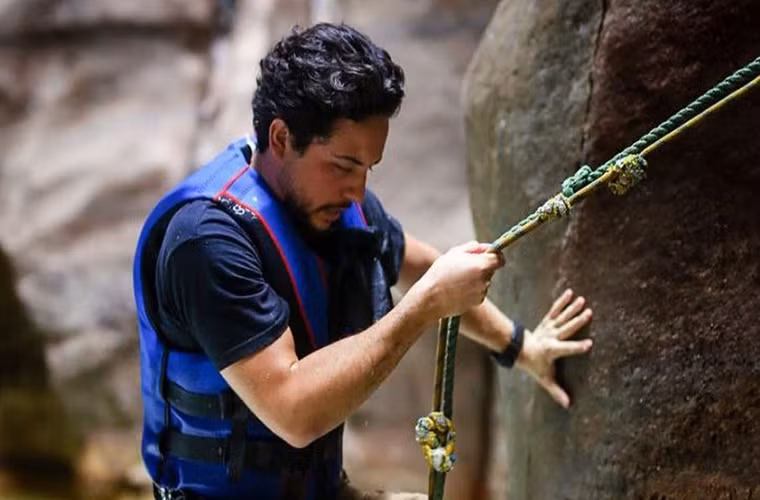 Thái tử Hussein rất thích các môn thể thao mạo hiểm. Ảnh: Hussein leo núi tại Wadi AlMujib.