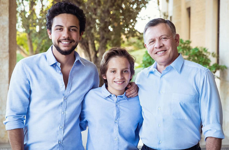 Tài khoản Instagram của Thái tử kế vị Jordan có rất nhiều bức ảnh gia đình hoàng gia. Ảnh: Thái tử Al Hussein bin Abdullah II chụp cùng cha và em trai.