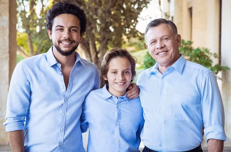 Tài khoản Instagram của Thái tử kế vị Jordan có rất nhiều bức ảnh gia đình hoàng gia. Ảnh: Thái tử Al Hussein bin Abdullah II chụp cùng cha và em trai.