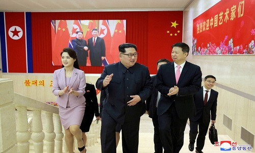 Lãnh đạo Triều Tiên Kim Jong Un (giữa) cùng phu nhân Ri Sol Ju (trái) tiếp ông Song Tao - Vụ trưởng Vụ Quốc tế thuộc Ủy ban Trung ương Đảng Cộng sản Trung Quốc, đang có chuyến thăm Bình Nhưỡng ngày 15-4 - Ảnh: REUTERS