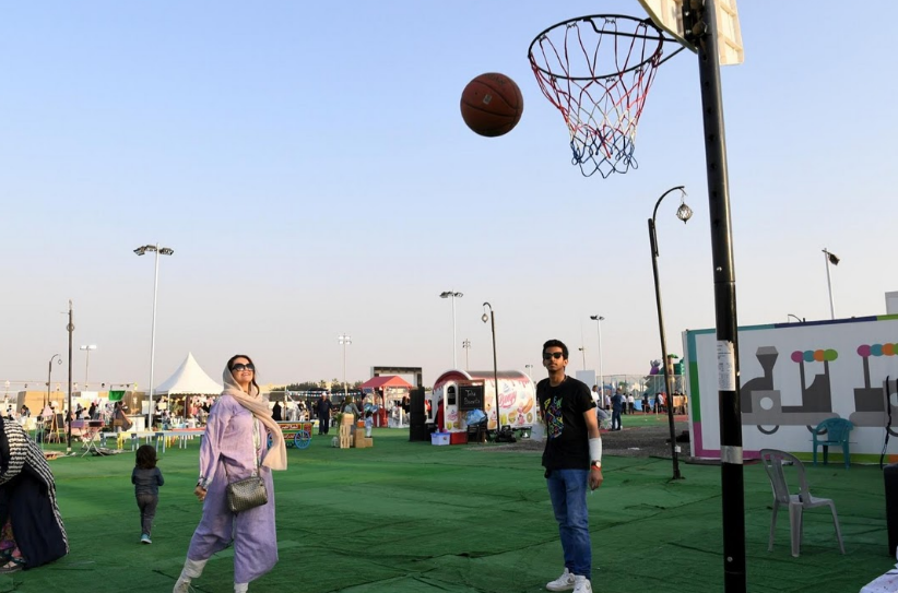 Amirah chơi bóng rổ trong lễ hội Rajana Ayamona.