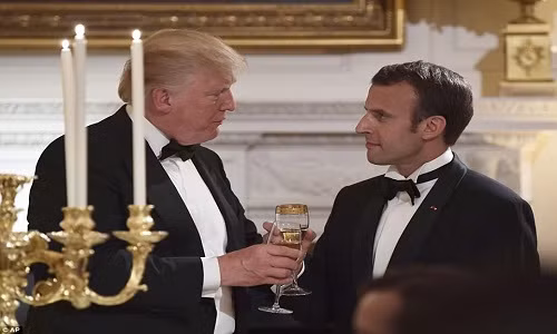 Trong buổi tiệc, ông chủ Nhà Trắng vừa nâng cốc với Tổng thống Pháp vừa khẳng định “tình hữu nghị của hai nước có thể sẽ ngày càng trở nên sâu sắc hơn”. Ảnh: AP.