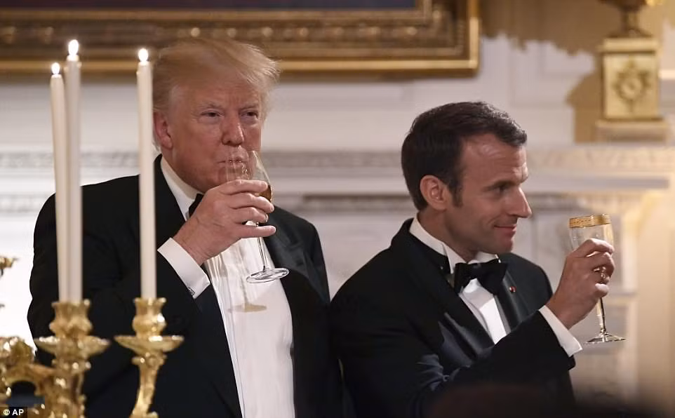 Tổng thống Mỹ Donald Trump và người đồng cấp Pháp Macron cùng nhau nâng cốc trong buổi quốc yến tại Nhà Trắng. Ảnh: AP.