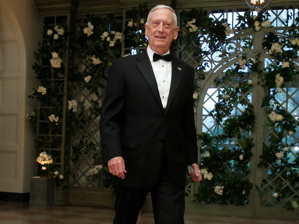 Được biết, trong quốc yến đầu tiên của Tổng thống Donald Trump có nhiều chính trị gia, tỷ phú và doanh nhân. Trong ảnh là Bộ trưởng Quốc phòng Mỹ James Mattis. Ảnh: BI.