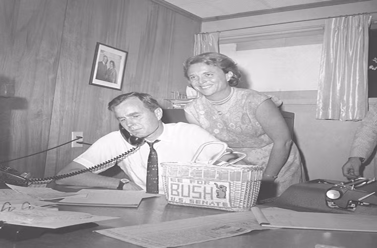 Theo Business Insider, cựu Tổng thống Mỹ George H. W. Bush gặp phu nhân Barbara Pierce tại một buổi khiêu vũ vào dịp lễ Giáng sinh năm 1942. Khi đó, bà 17 tuổi còn ông George 18. (Nguồn ảnh: Business Insider)