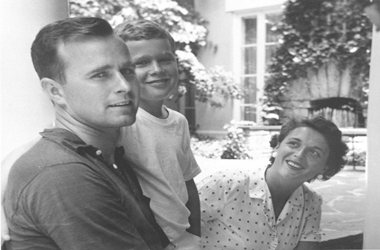 Ông George là Chủ tịch Ủy ban Quốc gia của Đảng Cộng hòa (RNC) trong thời gian 1973-1974. Bà Barbara luôn có mặt bên cạnh chồng sau khi ông George bước vào chính trường.