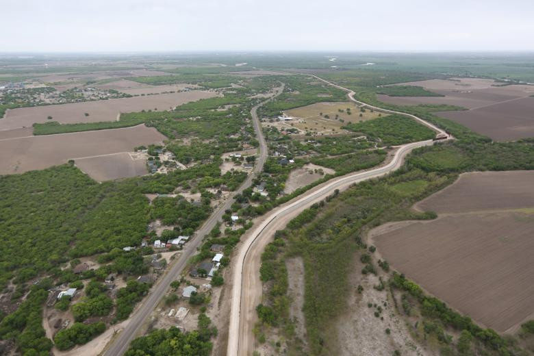 Con đê đóng vai trò như một bức tường biên giới Mỹ-Mexico ở thung lũng Rio Grande, gần McAllen, bang Texas, trong bức ảnh chụp từ trên cao. Nó còn được xem là ranh giới rõ ràng nhất giữa “thiên đường và địa ngục” đối với dân nhập cư.