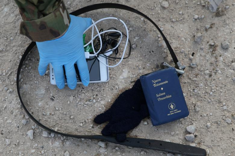 Tài sản cá nhân của một di dân bị lực lượng biên phòng Mỹ bắt ở thung lũng Rio Grande.