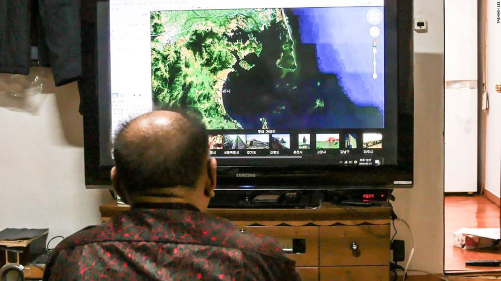 Ông Kwon quan sát quê cũ thông qua ảnh vệ tình. Ảnh: CNN.