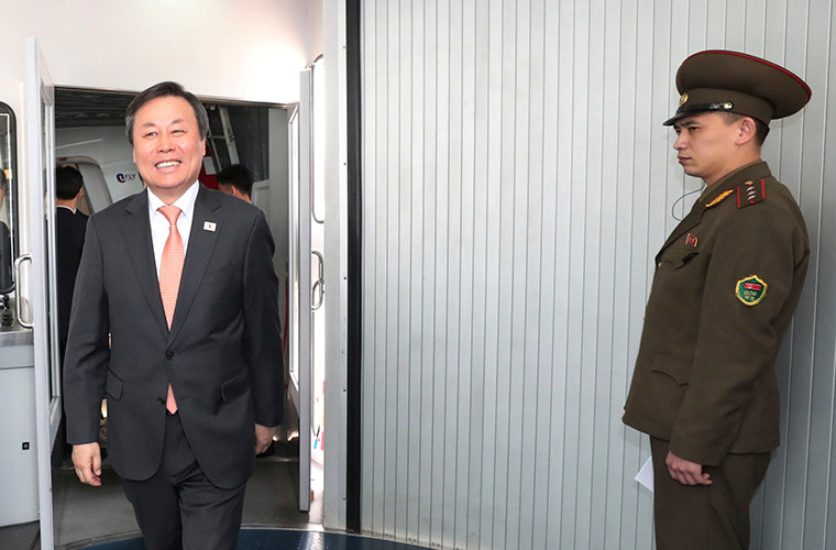 Bộ trưởng Văn hóa Hàn Quốc Dong Jong-hwan tới sân bay Bình Nhưỡng, Triều Tiên, hôm 31/3. Ảnh: AP.