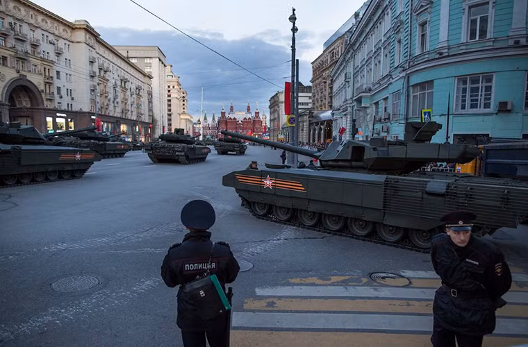 Vỏ giáp của Armata được làm từ một loại hợp kim mới, bền chắc hơn thép nhưng lại nhẹ hơn và không mất đi tính năng của nó trong nhiệt độ cực thấp hay cực cao.