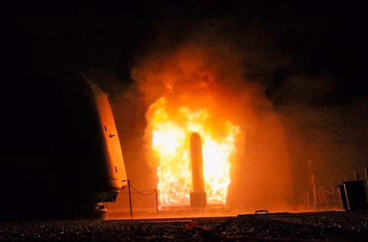 Loat hinh an tuong ve Quan doi My giua troi dem