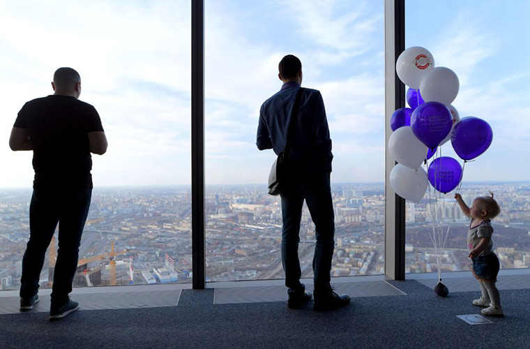 Được biết, trên tầng 89 này còn có cả cửa hàng bán đồ lưu niệm, tranh ảnh và quán cà phê,...