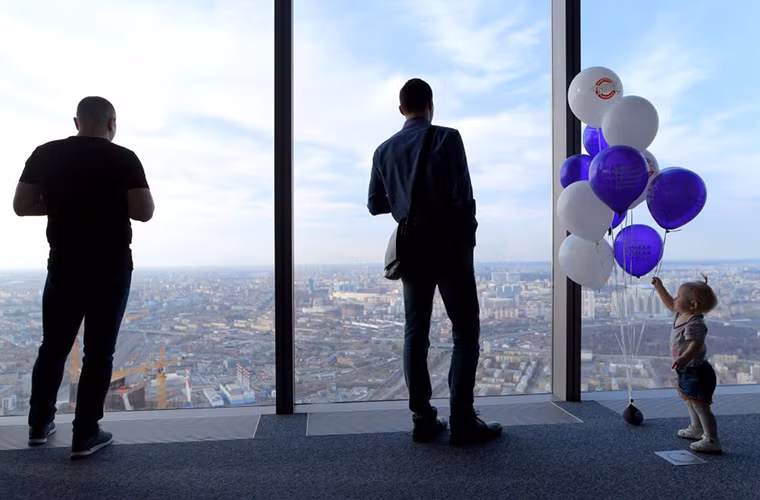 Được biết, trên tầng 89 này còn có cả cửa hàng bán đồ lưu niệm, tranh ảnh và quán cà phê,...