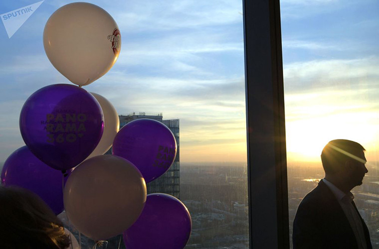 Địa điểm ngắm cảnh này mở cửa từ 10 giờ sáng đến đêm.