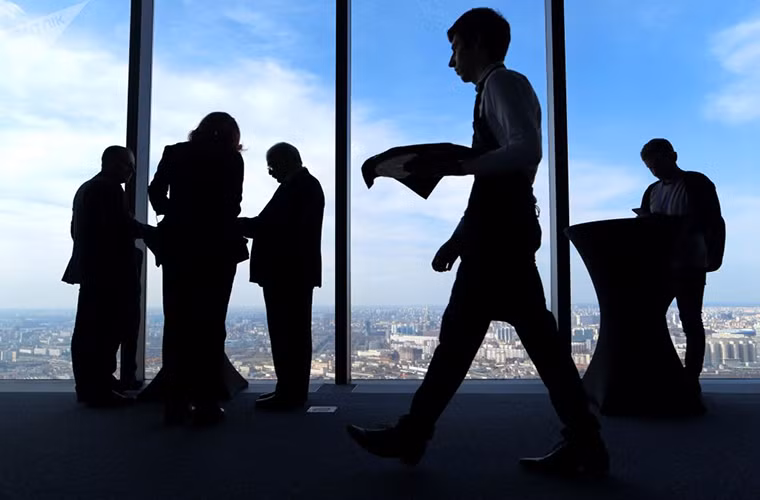 Giá vé lên tầng 89 của Tháp Đông ở Moscow để ngắm cảnh là 800 rúp (tương đương 13 USD) vào buổi sáng và 1.200 rúp (tương đương 20 USD) trong khoảng thời gian từ trưa đến nửa đêm.