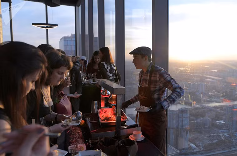 Trên tầng thứ 89 còn phục vụ cả đồ ăn cho du khách.