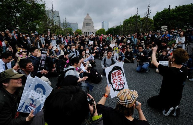 Người biểu tình kêu gọi ông Abe từ chức tại Tokyo. Ảnh: Getty.