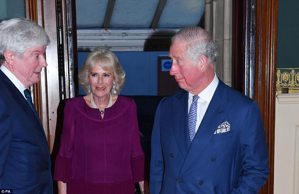 Thái tử Charles và nữ Công tước xứ Cornwall được chào đón khi tới hội trường Royal Albert tối 21/4.