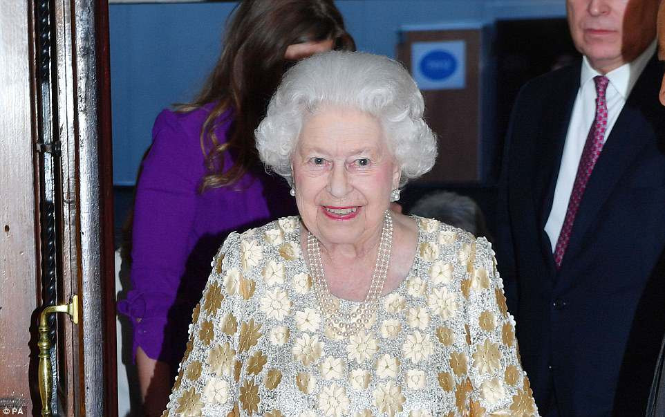 Nữ hoàng Anh nở nụ cười tươi khi tới hội trường Royal Albert để kỷ niệm sinh nhật lần thứ 92 của bà.