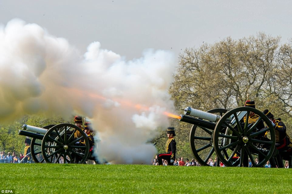 Anh đã bắn 41 phát đại bác tại Công viên Hyde mừng sinh nhật Nữ hoàng.
