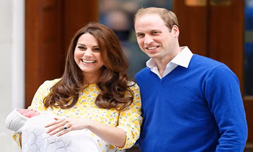 Vợ chồng Công nương Kate chụp ảnh cùng tiểu công chúa Charlotte mới chào đời tại Lindo Wing năm 2015.