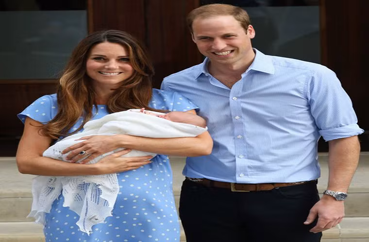 Công nương Kate Middleton bế Hoàng tử nhí George khi đứng cạnh chồng, Hoàng tử William, tại Lindo Wing năm 2013.