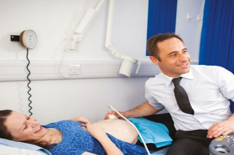 Gia đình sản phụ có thể đặt sâm-panh ngay tại bệnh viện để chúc mừng thành viên mới chào đời.