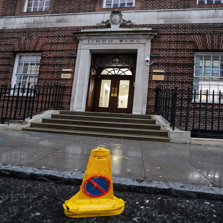 Tấm biển hạn chế đỗ xe được đặt bên ngoài Lindo Wing khi Công nương Kate sắp đến bệnh viện này.