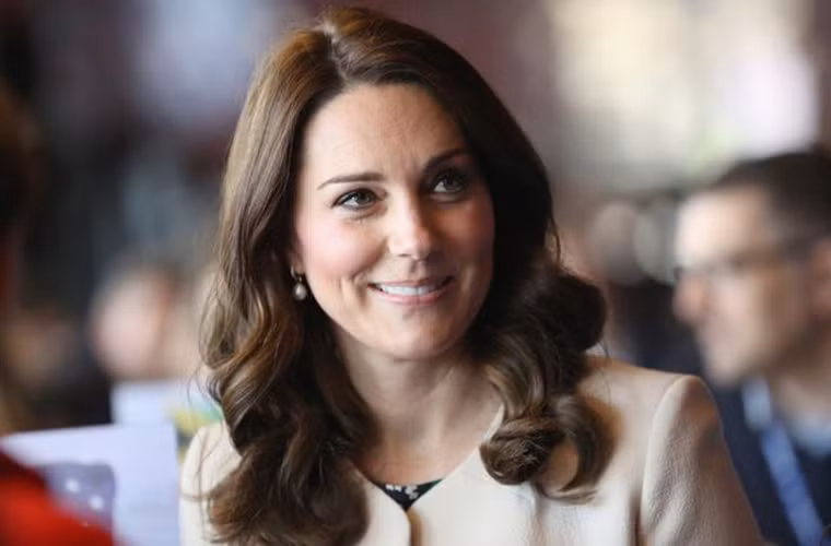 Hai người con trước đó của Công nương Kate là tiểu hoàng tử Anh George và tiểu công chúa Charlotte cũng chào đời tại bệnh viện này.