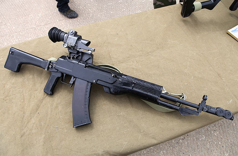 Súng trường AN-94 sử dụng loại đạn 5,45 x 39 mm và đã khắc phục được nhược điểm chính của AK-74, đó là độ chính xác khi bắn. Ảnh: Wikipedia.