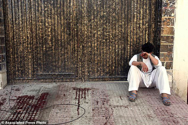 Theo người phát ngôn Bộ Y tế Afghanistan, ít nhất 57 người thiệt mạng và hơn 100 người khác bị thương trong vụ nổ bom kinh hoàng này. Ảnh: AP.