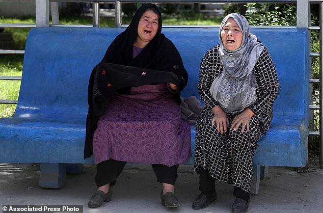 Cảnh sát trưởng Kabul cho hay, kẻ đánh bom liều chết nhắm vào những người dân đang tập trung để nhận giấy tờ cá nhân của họ. Ảnh: AP.