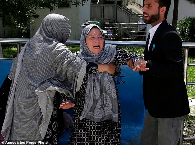 Người phụ nữ gào khóc tại bệnh viên sau khi mất đi người con trai trong vụ đánh bom đẫm máu vừa qua. Ảnh: AP.