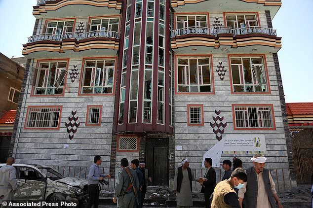 Cảnh sát cho hay, vụ đánh bom xảy ra bên ngoài một trung tâm đăng ký bầu cử ở Dasht-e-Barchi, thủ đô Kabul, vào khoảng 10 giờ sáng ngày 22/4 (giờ địa phương). Ảnh: AP.