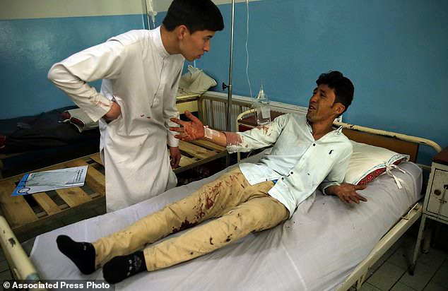 Một người đàn ông bị thương đang được điều trị tại bệnh viện sau vụ nổ bom. Ảnh: AP.